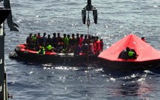 Tàu chở 600 người lật ngoài khơi Libya, vớt được 25 thi thể