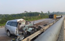 Innova nát bấy do tông đuôi xe tải, ba người Hàn Quốc chết