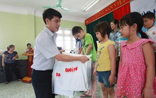 Tuổi Trẻ trao 103 suất quà của bạn đọc đến học sinh vùng lũ
