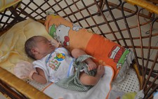 Trẻ sơ sinh 5 ngày tuổi bị bỏ rơi trước cổng chùa