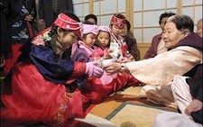 Hàn Quốc khuyến khích dân sinh đẻ