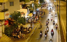 Tràn ra đường để... nhậu