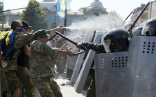 Đụng độ, hỗn loạn bên ngoài tòa nhà Quốc hội Ukraine