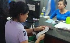 Khách bỡ ngỡ đăng ký vé tàu điện tử