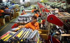 Tăng lương tối thiểu: hai bên cần nhượng bộ