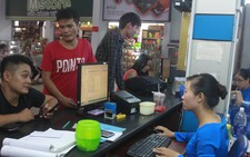 Nhiều người bỡ ngỡ với vé tàu điện tử