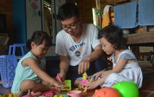 Nam sinh làm... bảo mẫu