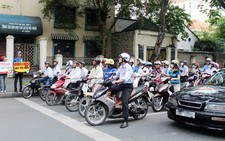 Giáo viên kiêm cả việc của cảnh sát giao thông