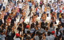 Học trò tiểu học nhảy flashmob, chơi ném vòng ngày khai trường