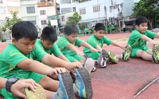 ​Quanh quẩn bên bàn học, trẻ 