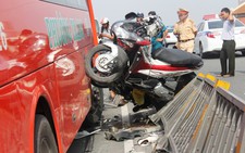 Xe Phương Trang tông 7 xe máy, hất người rơi khỏi cầu vượt Cây Gõ