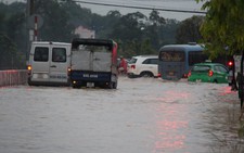 Lái xe trong mưa bão như người mù đi trong phố