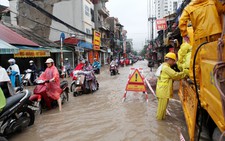 11 giờ trưa Hà Nội vẫn ngập nhiều tuyến đường