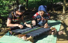 Cứu sản phẩm Ikat của người Cơ Tu