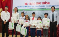 Trao phần thưởng ​tiếp sức con em nhà nông đến trường