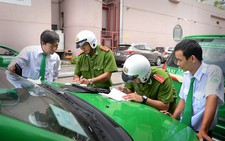 Taxi “chiếm” đường đậu xe