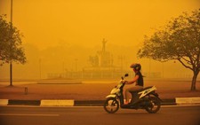 Indonesia huy động tàu chiến di tản trẻ em tránh khói cháy rừng