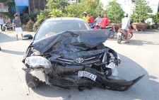 Hai ôtô tông nhau nát đầu, 2 người nhập viện, tắc đường 10km