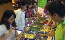 Buffet và thức ăn nhanh xuống phố