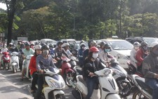 ​Phân luồng giao thông ở Lăng Cha Cả: người đi đường lúng túng
