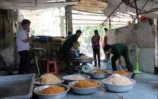Treo khẩu hiệu 