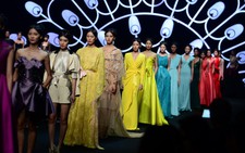 Đầm và jumpsuit của Alexis Mabille ​tôn vinh đường cong phụ nữ