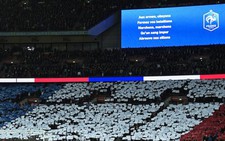 CĐV sân Wembley tưởng niệm nạn nhân khủng bố ở Paris