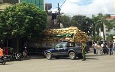 Xe tải khủng chất đầy cám tông thẳng nhà dân