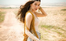 Hồ Ngọc Hà nhảy trên đồi cát với bài hát 