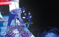 Trắng đêm lặn biển