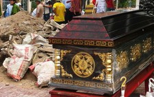 ​Mang quan tài đi “giải quyết” tranh chấp đất đai