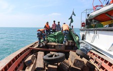 Cảnh sát biển Phú Quốc bắt tàu vận chuyển gỗ trái phép