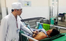 Ngộ độc nặng do đắp thuốc Nam chữa rắn cắn