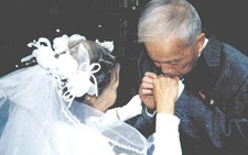 Trăm tuổi vẫn đọc thơ tình, rủ nhau chụp lại ảnh cưới