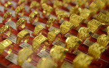 Giá vàng thế giới giảm bất ngờ, vàng trong nước lao theo