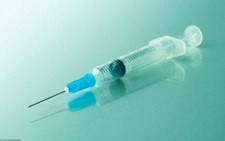 Chín nữ công nhân bị kẻ lạ mặt đâm kim tiêm vào ngực
