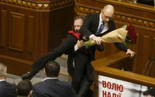 ​Ẩu đả trong cuộc họp Quốc hội, Thủ tướng Ukraine bị tấn công