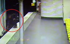 Video kẻ móc túi quay lại cứu nạn nhân rơi xuống đường ray