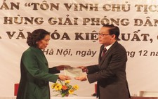 Bàn giao bộ kỷ vật mới về Bác Hồ
