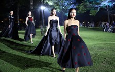 Người mẫu ra công viên diễn thời trang Love của Đỗ Mạnh Cường