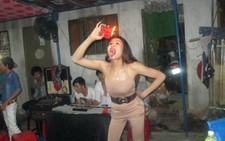Người chuyển giới khổ ải trập trùng từ nhà ra phố