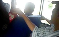 Coi chừng móc túi trên xe buýt, dàn cảnh trên đường
