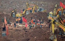 Thấy thi thể đầu tiên vụ lở đất Trung Quốc, 81 người mất tích