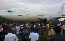 Máy bay Congo trượt khỏi đường băng, đâm vào nhà dân