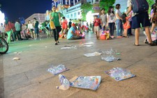 Rác bủa vây phố đi bộ Nguyễn Huệ