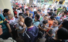 TP.HCM: Đông đảo phụ huynh chờ chích ngừa vắcxin 5 trong 1 cho trẻ