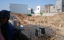 Công nhân điều khiển máy bắn bê tông bị điện giật chết