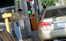 ​Trạm thu phí dày đặc, phí tăng không dừng
