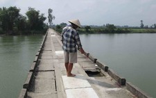Tấm đan trên cầu hỏng, 3 mẹ con té sông, mẹ chết