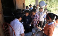 “Thầy xem em rửa sạch chưa?”